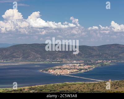 Belle vue aérienne d'Orbetello et de la lagune depuis le couvent des Pères Passionnistes, Grosseto, Italie Banque D'Images