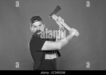 Assez courageux. Utilisez la lame dans le barbershop. Homme brutal et barbu. Homme agressif avec hache. Forester tenir la hache. Homme en coupe uniforme barbe avec hache. Homme barbu brutal utiliser hache dans les mains. Randonnée vacances. Banque D'Images