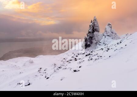 Old Man of Storr sur l'île de Skye, Écosse, Royaume-Uni. Pris au lever du soleil après une nuit de neige. Banque D'Images