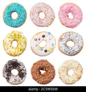 Ensemble de neuf beignets colorés assortis isolés sur fond blanc, vue du dessus Banque D'Images