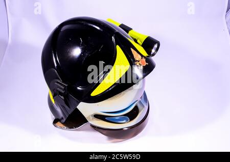 Casque de pompier italien noir sur fond blanc Banque D'Images