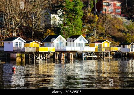 Bâtiments scandinaves colorés sur une île du fjord d'Oslo, Norvège. Banque D'Images