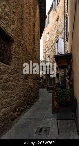 Une allée pittoresque à Massa Marittima, une petite ville médiévale dans la campagne toscane Banque D'Images