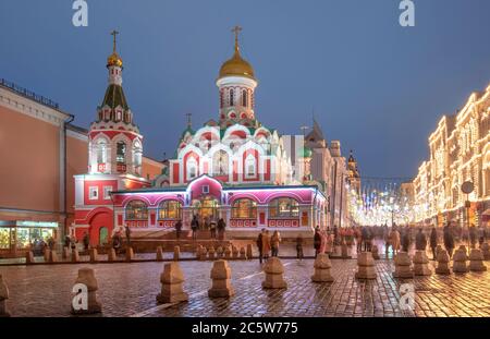 MOSCOU, RUSSIE. Cathédrale de la mère de Dieu Kazan sur la place Rouge la nuit Banque D'Images