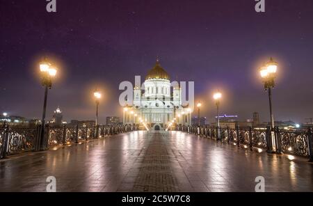 La cathédrale du Christ Sauveur et le pont piétonnier patriarcal de nuit à Moscou, en Russie. Église orthodoxe russe sur la rivière Moskva Banque D'Images