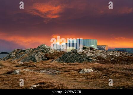 La centrale nucléaire de Wylfa est une ancienne centrale électrique de Magnox située à l'ouest de Cemaes Bay, à Anglesey. Le ciel a été modifié. Banque D'Images