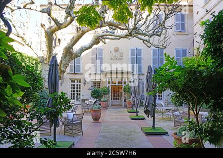 AVIGNON, FRANCE -12 NOV 2019 - vue sur l'Hôtel d'Europe, un hôtel de luxe près de la place Crillon dans la ville médiévale historique d'Avignon, Vauclus Banque D'Images