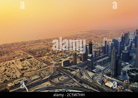 DUBAÏ - 01 septembre : vue d'ensemble de Dubaï le long de Sheikh Zayed Road au coucher du soleil le 1er septembre 2010, Dubaï, Émirats arabes Unis. Il abrite la plupart des gratte-ciels de Dubaï, y compris le Banque D'Images