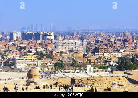 LE CAIRE, EGYPTE - FÉVRIER 01: Vue sur la capitale de l'Egypte de Giza le 01 février 2008 au Caire. Parmi d'autres pays musulmans, en 2013, l'Égypte est de nouveau devenue Banque D'Images