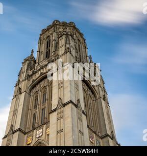 Les nuages s'écument dans un ciel bleu au-dessus du monument commémoratif Wills, un renouveau gothique, à l'Université de Bristol. Banque D'Images