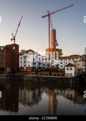 Le cœur en béton de caste Park View, un nouvel immeuble en construction, s'élève au-dessus du port flottant dans le centre de Bristol. Banque D'Images