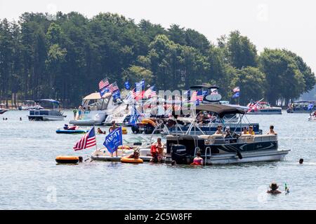 Mooresville, NC, USA - 4 juillet 2020 : bateaux pleins de 2020 supporters de Trump sur le lac Norman près du Trump National Golf Club Charlotte Banque D'Images