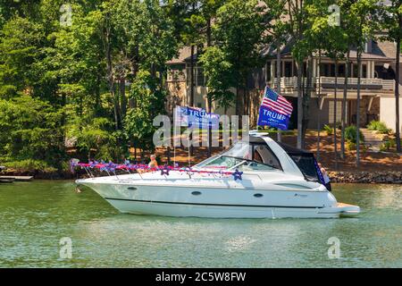 Mooresville, NC, USA - 4 juillet 2020 : bateau de luxe battant les drapeaux de Trump 2020 pour le président Donald Trump sur le lac Norman près du Trump National Golf Club C. Banque D'Images