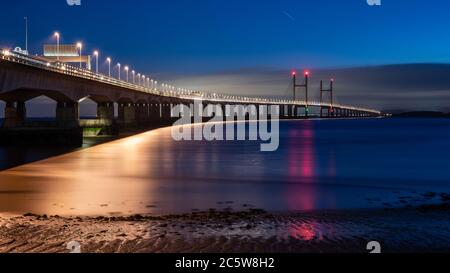 Le deuxième pont Severn Crossing qui transporte l'autoroute M4 entre l'Angleterre et le pays de Galles est éclairé au crépuscule par les feux de circulation et les sentiers de passage. Banque D'Images