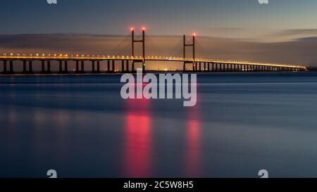 Le deuxième pont Severn Crossing qui transporte l'autoroute M4 entre l'Angleterre et le pays de Galles est éclairé au crépuscule par les feux de circulation et les sentiers de passage. Banque D'Images