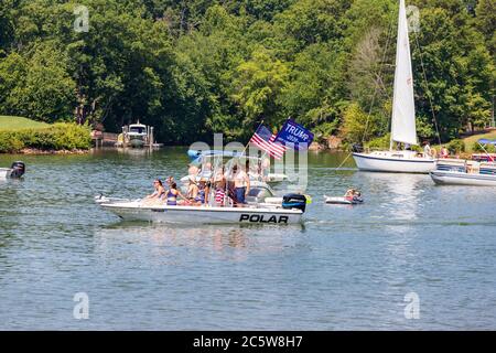 Mooresville, NC, USA - 4 juillet 2020 : des bateaux battant le drapeau de Trump 2020 pour le président Donald Trump sur le lac Norman près du club de golf national de Trump Banque D'Images