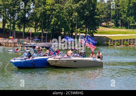 Mooresville, NC, USA - 4 juillet 2020: Bateaux de luxe battant des drapeaux de Trump 2020 pour le Président Donald Trump sur le lac Norman près du Trump National Golf Club Banque D'Images