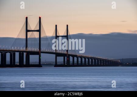 Le deuxième pont Severn Crossing qui transporte l'autoroute M4 entre l'Angleterre et le pays de Galles est éclairé au crépuscule par les feux de circulation et les sentiers de passage. Banque D'Images