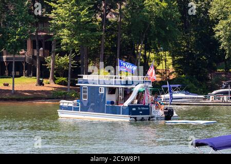 Mooresville, NC, USA - 4 juillet 2020 : des bateaux battant le drapeau de Trump 2020 pour le président Donald Trump sur le lac Norman près du club de golf national de Trump Banque D'Images