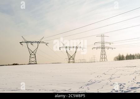 Pylônes haute tension dans un dégagement pendant l'hiver Banque D'Images