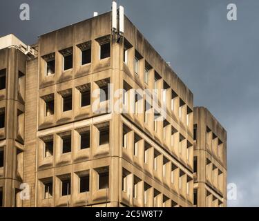 La coquille vide du bloc de bureaux de Consort House attend la démolition pendant la modernisation de la gare Queen Street de Glasgow. Banque D'Images