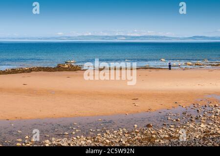 Arran, Écosse, Royaume-Uni - 2 juin 2011 : les gens jouent sur la rive sablonneuse de l'île d'Arran dans le Firth de Clyde en Écosse. Banque D'Images