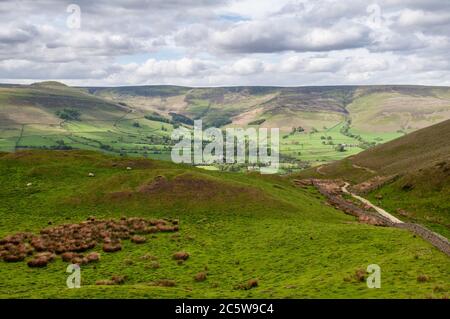 Les landes de Kinder Scout s'élèvent au-dessus de la vallée d'Edale dans le district de Peak du Derbyshire. Banque D'Images