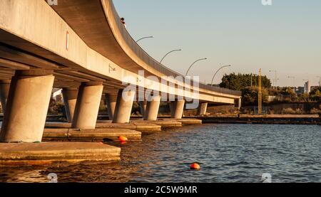 Londres, Angleterre, Royaume-Uni - 31 juillet 2010 : les garçons jouent sur le pont Sir Steve Redgrave, un pont routier moderne en béton traversant le Royal Albert Dock à Beckton Banque D'Images