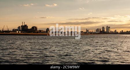 Londres, Angleterre, Royaume-Uni - 31 juillet 2010 : le coucher du soleil illumine le Royal Albert Dock et l'aéroport de London City, avec le Silvertown Tate & Lyle Sugar ref Banque D'Images