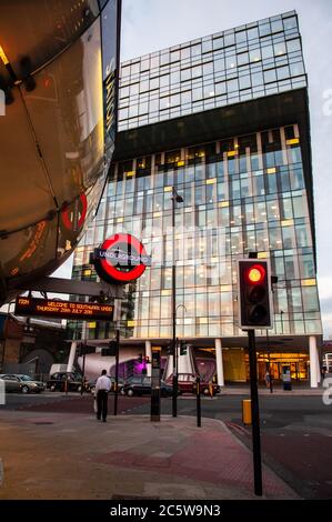 Londres, Angleterre, Royaume-Uni - 29 juillet 2010 : la station de métro Southwark tombe à la tombée de la nuit et le bureau de Palestra House se trouve sur Blackfriars Road, dans le sud de Londres. Banque D'Images