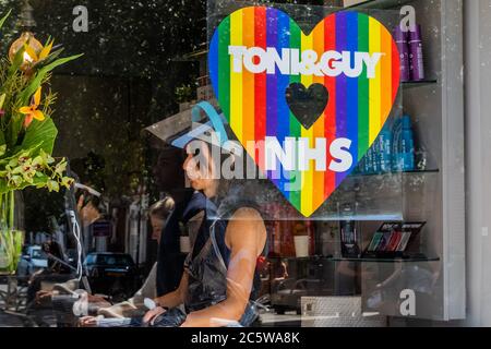 Londres, Royaume-Uni. 05e juillet 2020. Salons de coiffure rouverts - réouverture plus large des bars et restaurants à Battersea comme la prochaine étape de l'assouplissement du coronavirus (Covid 19) Lockdown arrive. Crédit : Guy Bell/Alay Live News Banque D'Images