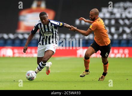 West Bromwich Rekeem Harper (à gauche) d'Albion et Kevin Stewart de Hull City se battent pour le ballon lors du match du championnat Sky Bet aux Hawthorns, West Bromwich. Banque D'Images