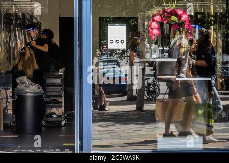 Londres, Royaume-Uni. 05e juillet 2020. Salons de coiffure rouverts - réouverture plus large des bars et restaurants à Battersea comme la prochaine étape de l'assouplissement du coronavirus (Covid 19) Lockdown arrive. Crédit : Guy Bell/Alay Live News Banque D'Images