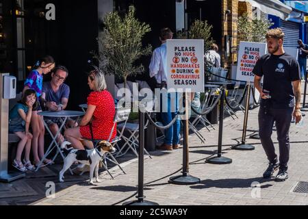 Londres, Royaume-Uni. 05e juillet 2020. Archer Street rouvre avec des tests de température et des toungue dans des panneaux de joue demandant l'absence de voyous ou de poignées de main - réouverture plus large des bars et restaurants à Battersea comme la prochaine étape de l'assouplissement du coronavirus (Covid 19) Lockdown arrive. Crédit : Guy Bell/Alay Live News Banque D'Images