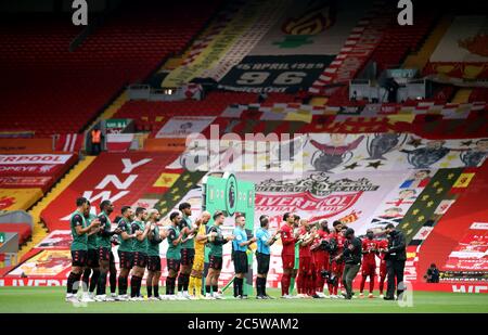 Les joueurs et les officiels applaudisquent une minute pour le personnel du NHS avant le match de la Premier League à Anfield, Liverpool. Banque D'Images