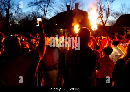 Participants à la grande illumination annuelle de Colonial Williamsburg, une parade de flambeaux pendant la saison des fêtes de décembre. Banque D'Images