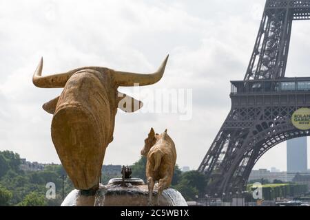 Vue sur les sculptures de Paul Jouve sur les terrasses des Jardins du Trocadéro à Paris avec la Tour Eiffel en arrière-plan. Banque D'Images