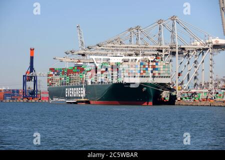 Le navire à conteneurs toujours doux sera chargé dans le port de Rotterdam le 30 mai 2020. Banque D'Images