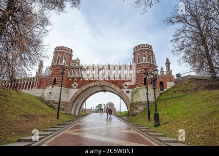 Moscou, Russie. Tour du pont figuré dans le parc de Tsaritsyno près du grand palais de Tsaritsino Banque D'Images