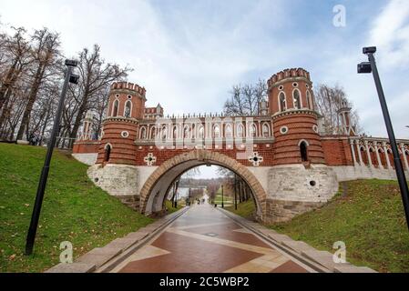 Moscou, Russie. Tour du pont figuré dans le parc de Tsaritsyno près du grand palais de Tsaritsino Banque D'Images