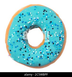 Beignet bleu frais et saupoudré isolé sur fond blanc Banque D'Images