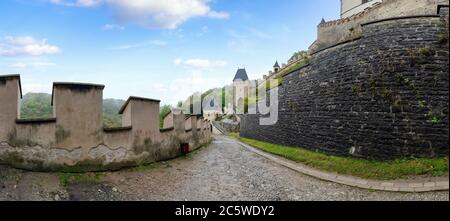 Panorama du château de Karlstejn et tours et murs du célèbre château médiéval royal gothique près de Prague, Bohême centrale en République tchèque. Banque D'Images