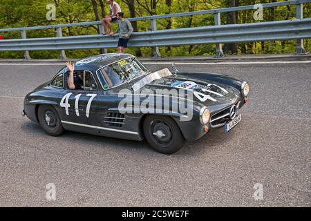 Voiture de course Mercedes-Benz 300 SL coupé W198 (1956) dans la course classique historique mille Miglia le 21 mai 2016 à Passo della Futa (FI) Italie Banque D'Images