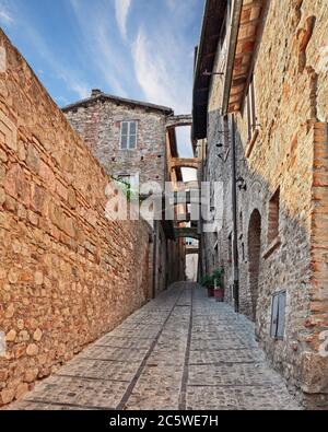 Montefalco, Pérouse, Ombrie, Italie : ancienne ruelle étroite avec arches et maisons anciennes dans le village médiéval pittoresque Banque D'Images