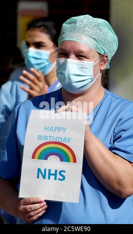 Le personnel du NHS à l'extérieur de l'hôpital William Harvey d'Ashford, dans le Kent, se joint à la pause pour applaudir pour saluer le 72e anniversaire du NHS. Banque D'Images