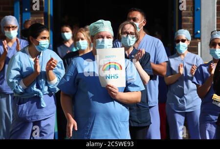 Le personnel du NHS à l'extérieur de l'hôpital William Harvey d'Ashford, dans le Kent, se joint à la pause pour applaudir pour saluer le 72e anniversaire du NHS. Banque D'Images