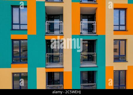 Façade de détail avec fenêtres. Bâtiment résidentiel typique de grande hauteur simple Banque D'Images