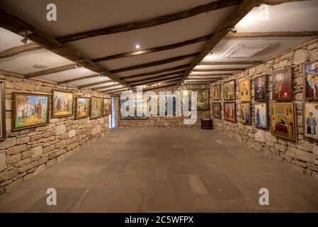 Pliska, Bulgarie. Intérieur avec des personnages de cire dans le musée Yard de l'alphabet cyrillique à Pliska. Banque D'Images