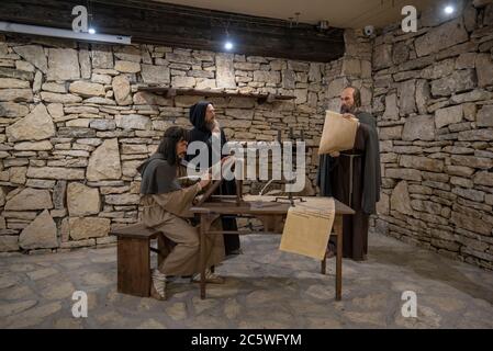 Pliska, Bulgarie. Intérieur avec des personnages de cire dans le musée Yard de l'alphabet cyrillique à Pliska. Banque D'Images