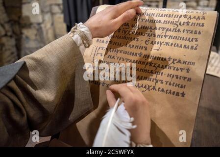 Pliska, Bulgarie. Intérieur avec des personnages de cire dans le musée Yard de l'alphabet cyrillique à Pliska. Banque D'Images